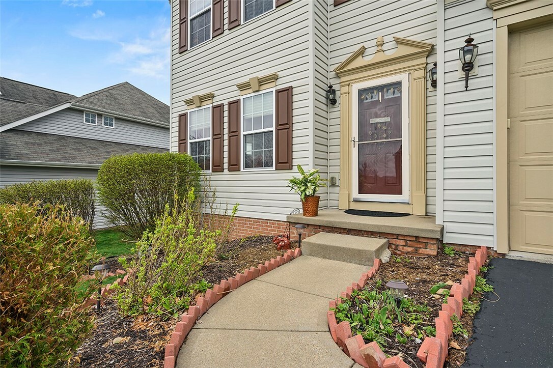 Property Photo: 5834 Windsor Ct PA 15057