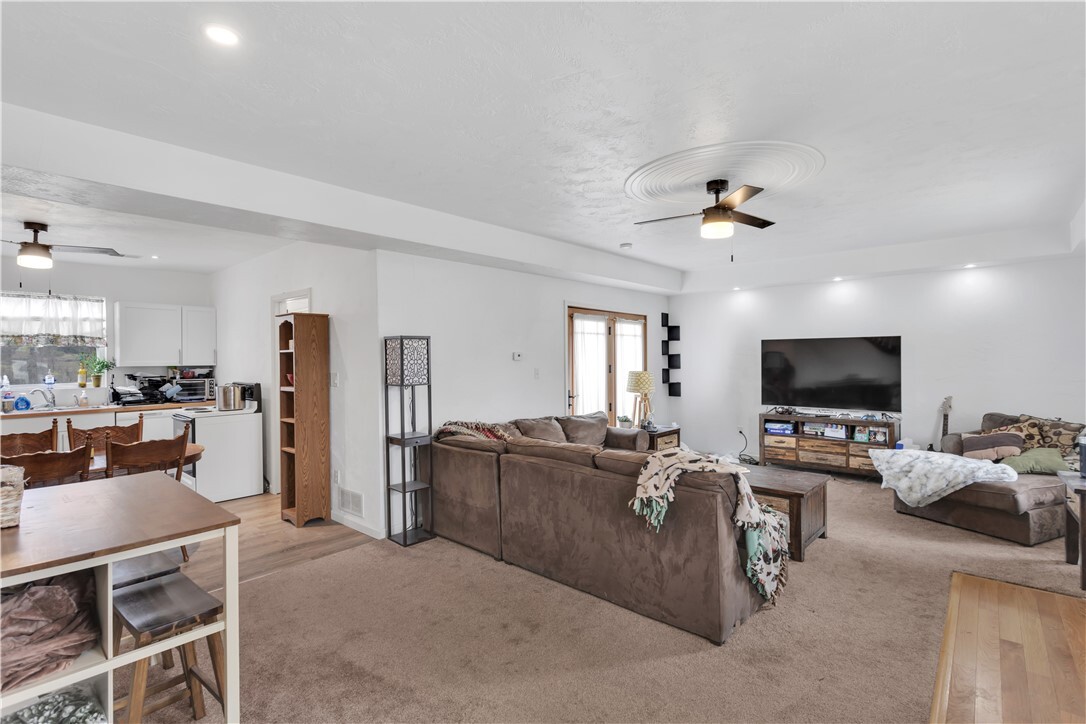 Property Photo: 624 Dianthus Street PA 15642