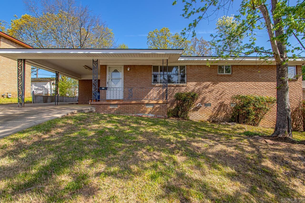 Property Photo: 819 W 55th Street AR 72118