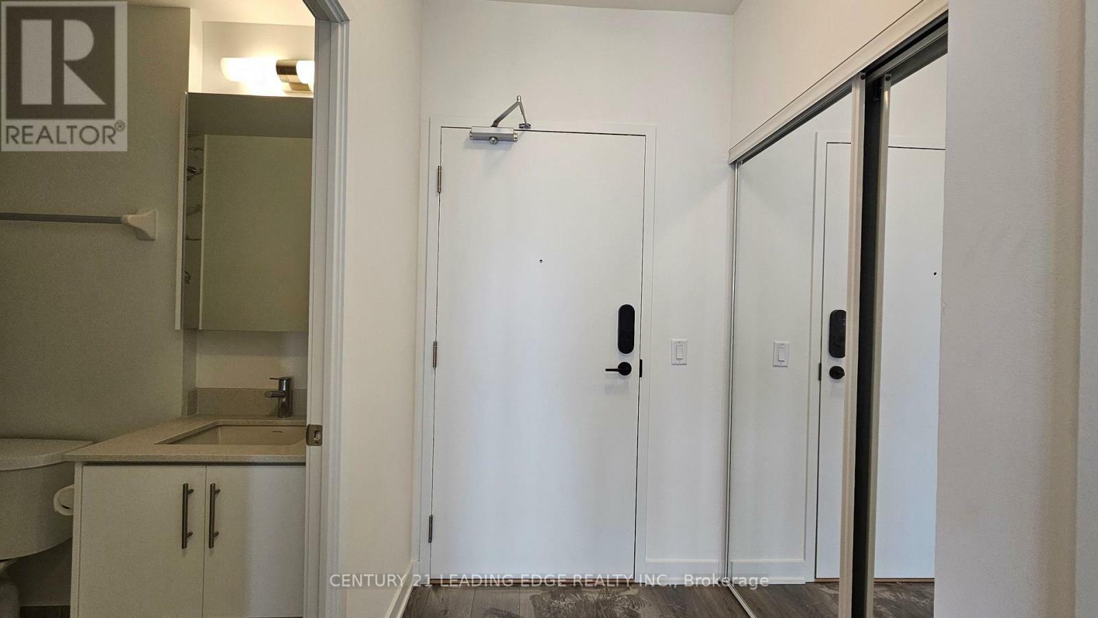 Property Photo: 95 Oneida Crescent Lph05 ON L4B 0H5