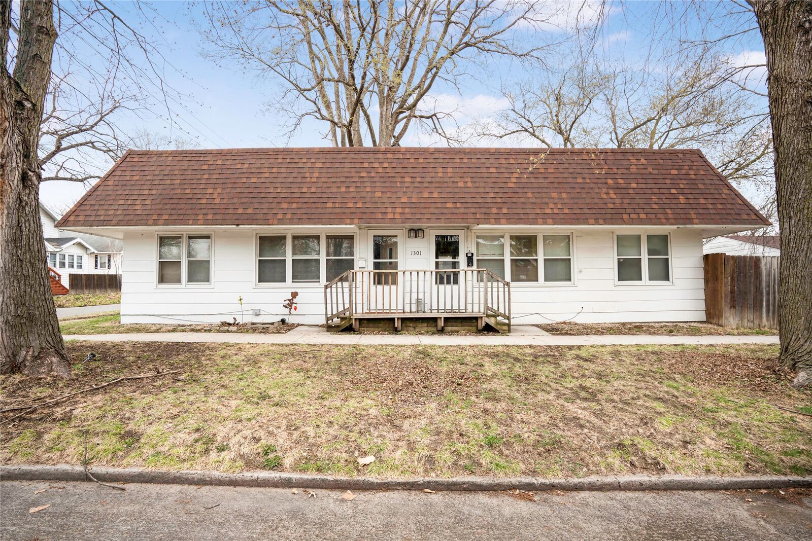 Property Photo: 1301 E Sheridan Avenue IA 50316