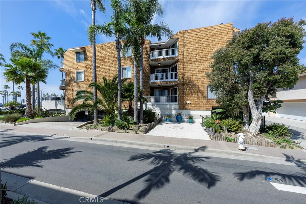 Property Photo: 600 E Oceanfront 1D CA 92661