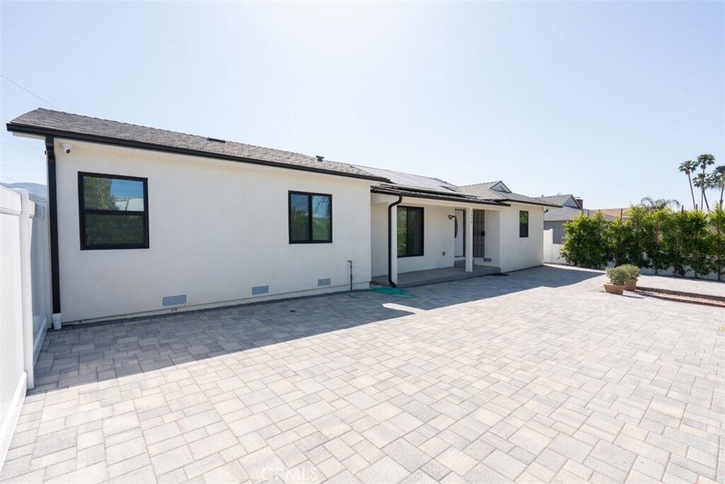 Property Photo:  2848 N Frederic Street N  CA 91504 