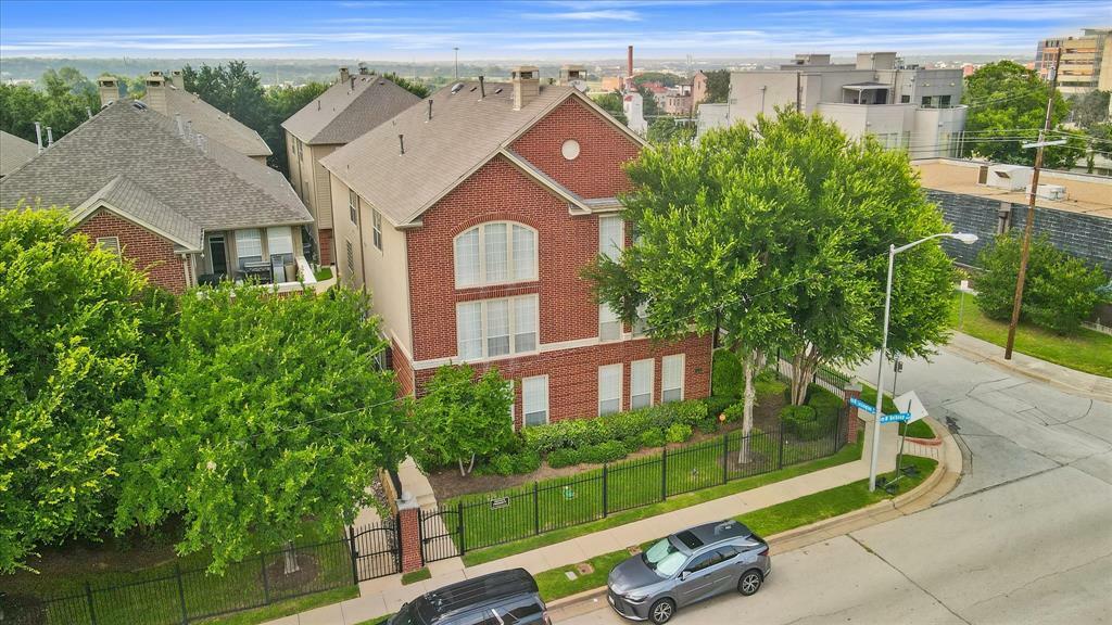 Property Photo: 1002 Belknap Street W TX 76102
