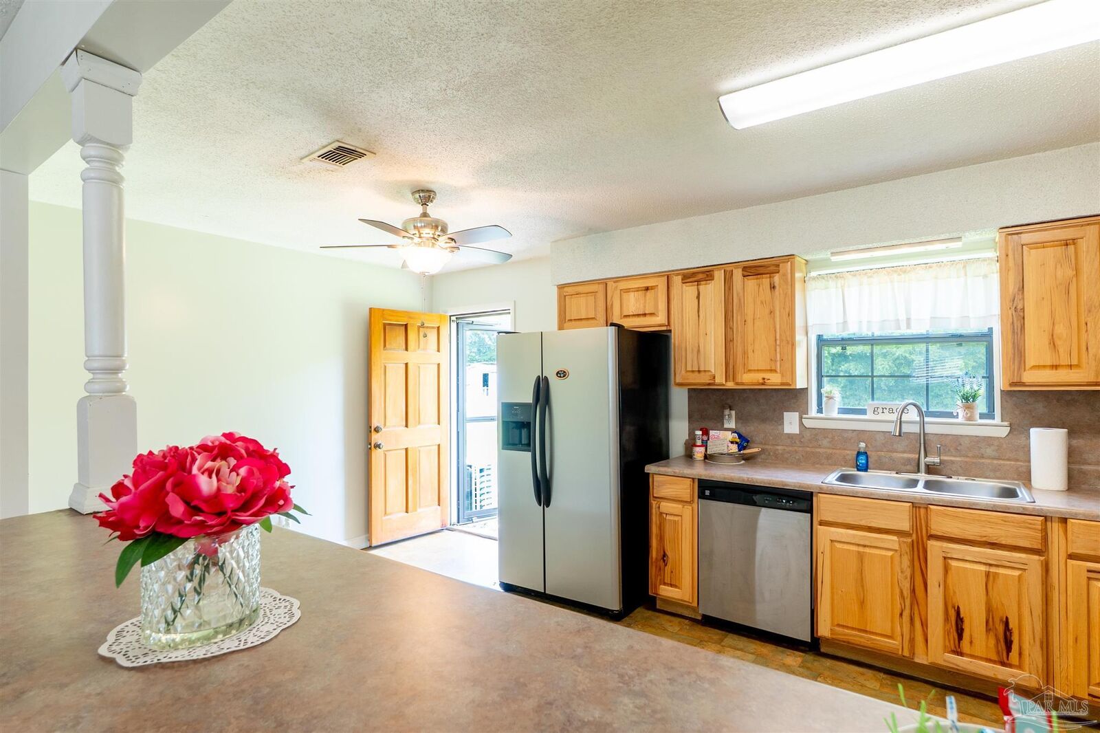 Property Photo: 1012 Colbert Ave FL 32507