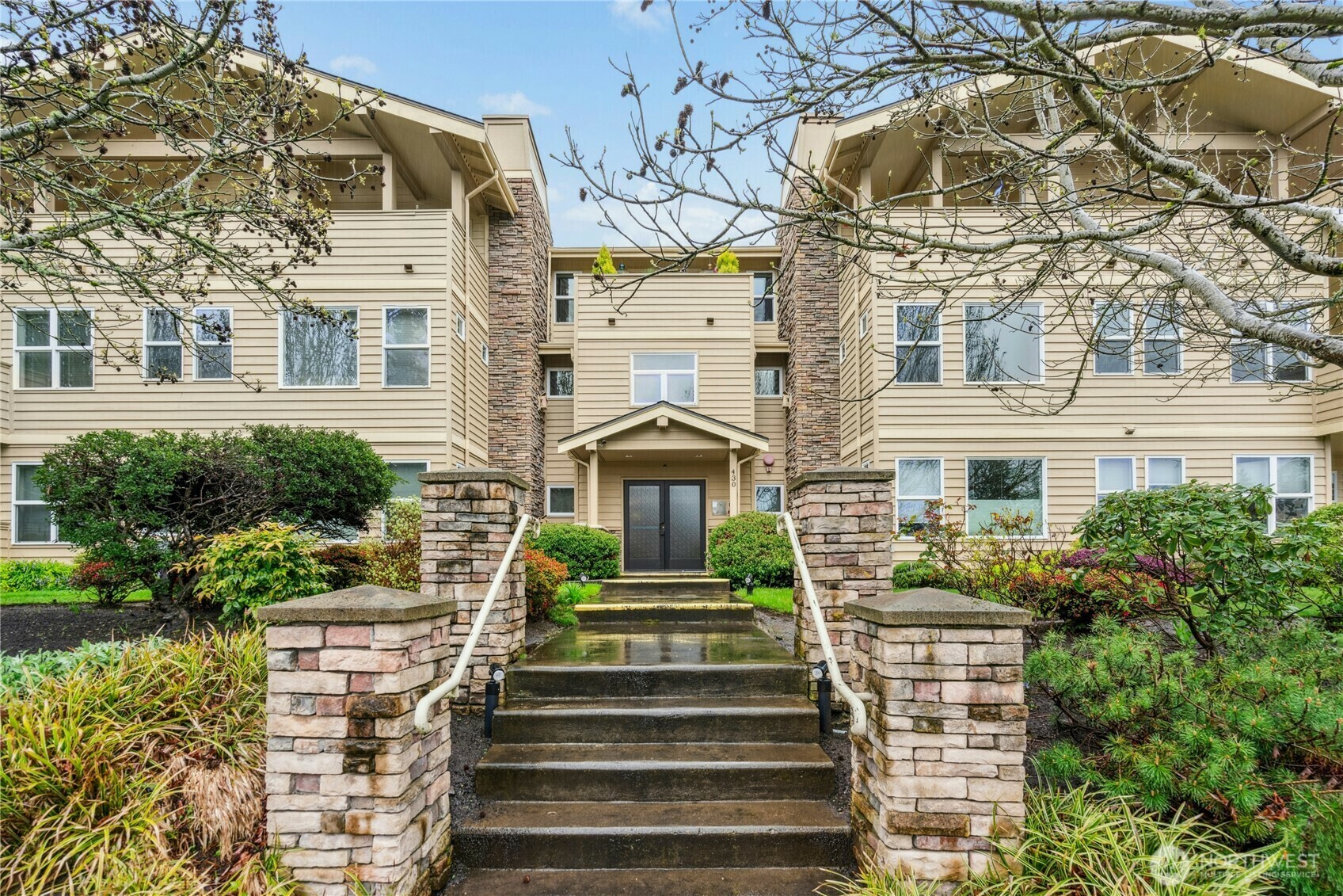 Property Photo: 430 SW 156th Street 202 WA 98166