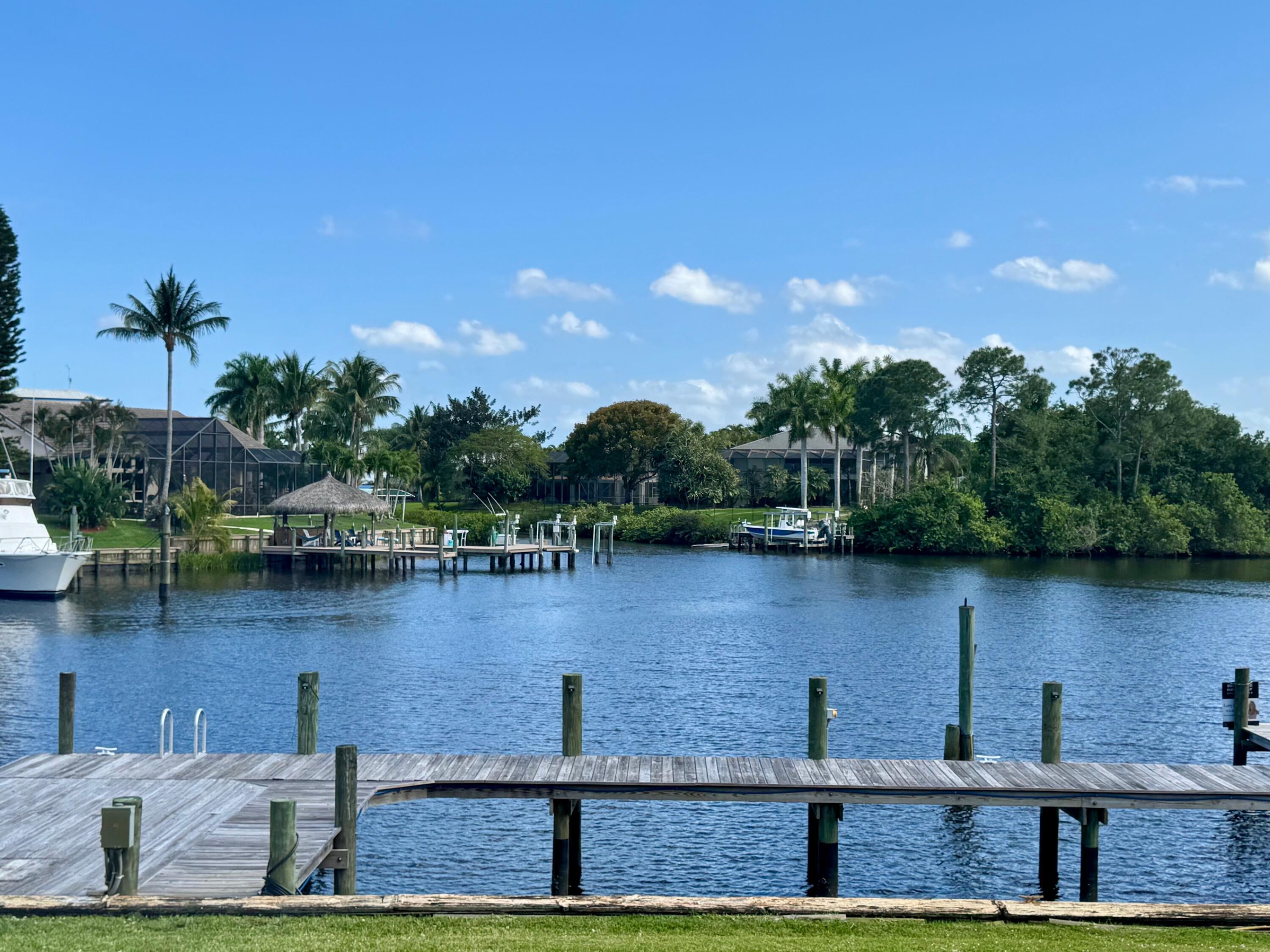 Property Photo: 718 SE Essex Drive FL 34984