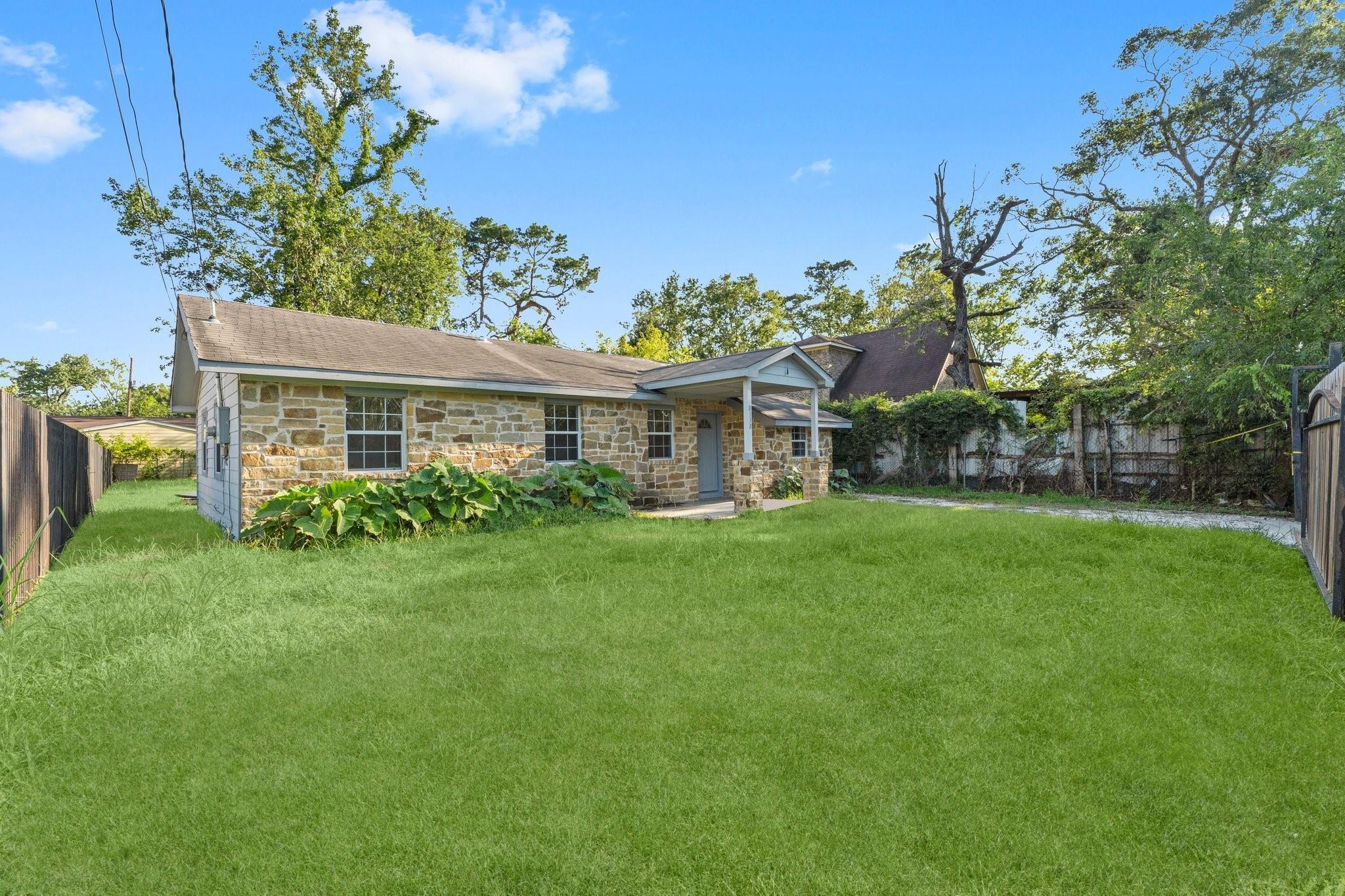 Property Photo: 8138 Oak Knoll Lane TX 77028