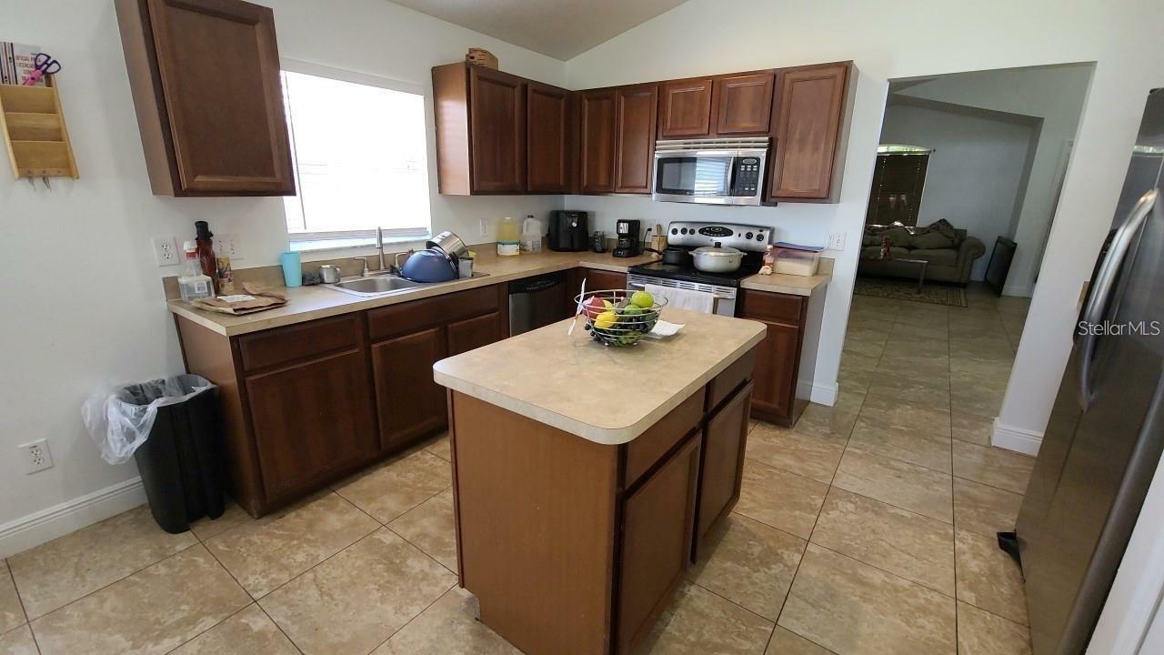 Property Photo: 4102 Longworth Loop FL 34744