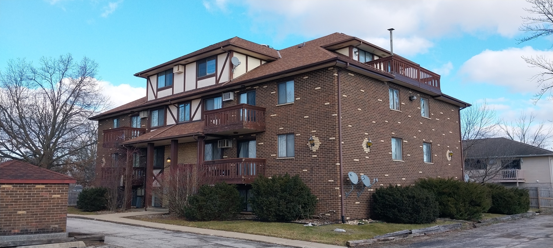 Property Photo: 352 N Birch Drive 14 IL 60950