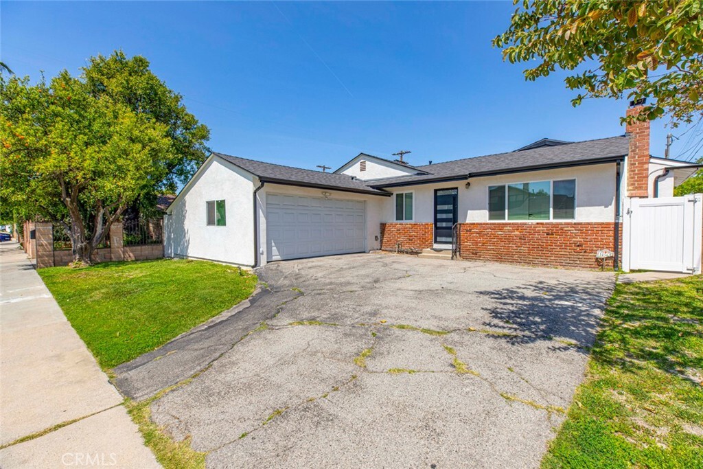 Property Photo: 14565 Runnymede Street CA 91405