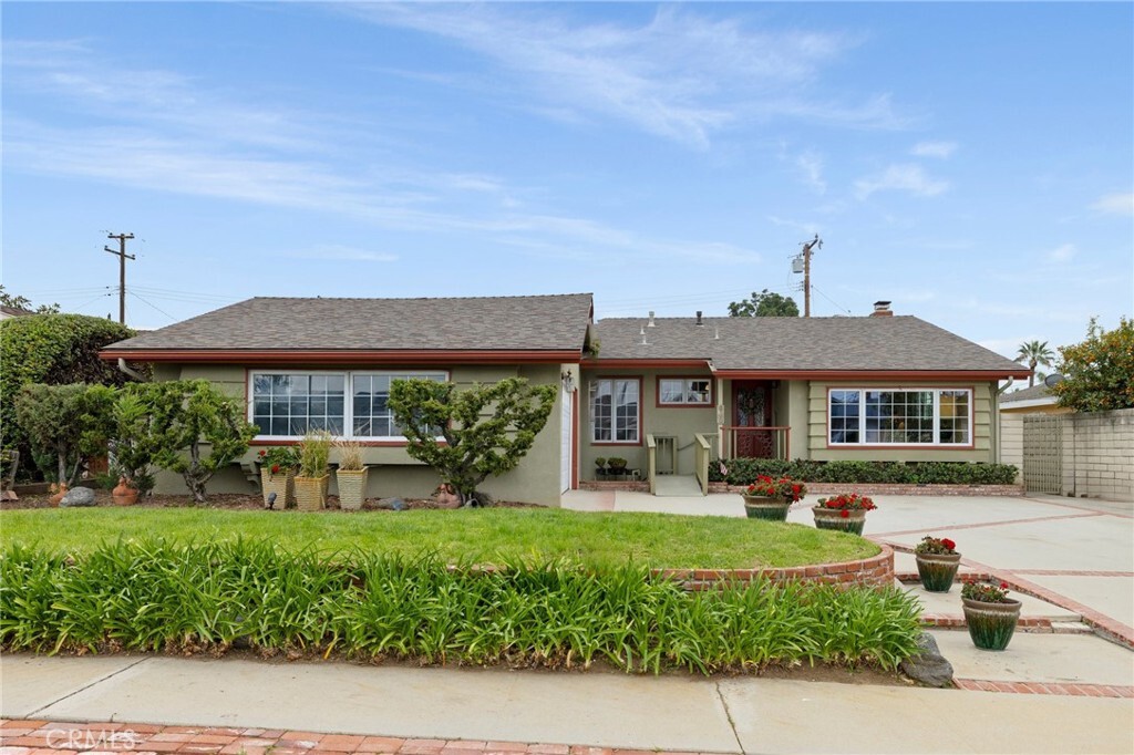Property Photo: 810 Inola Court CA 90631