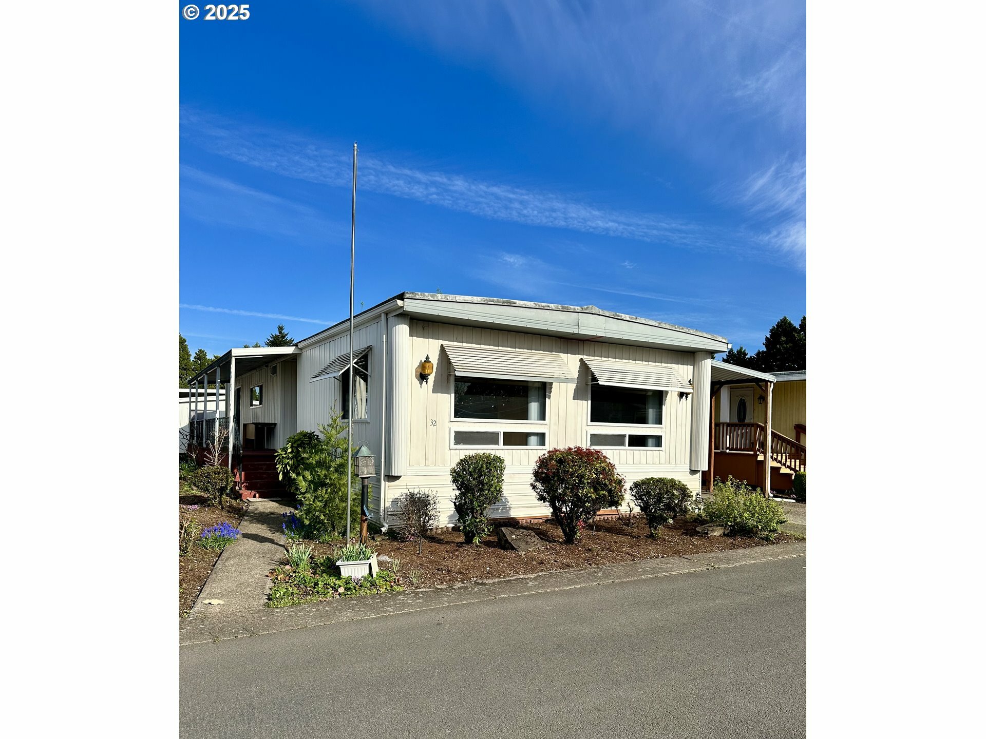 Property Photo: 1800 Lakewood Ct 32 OR 97402