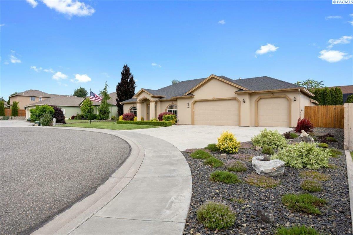 Property Photo: 1472 Chardonnay Dr WA 99352