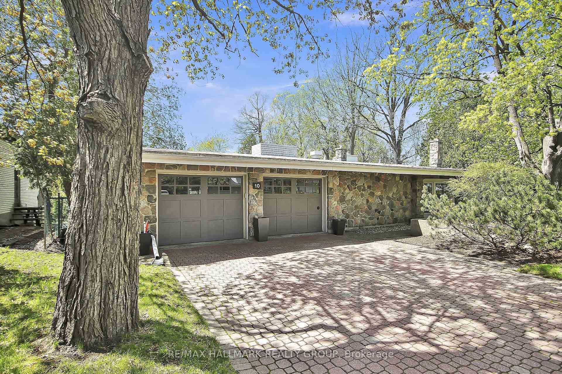 Property Photo: 10 Qualicum Street ON K2H 7G8
