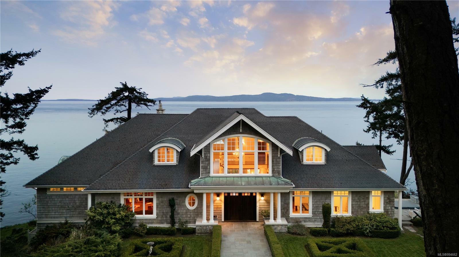 Property Photo: 2600 Queenswood Dr BC V8N 1X5