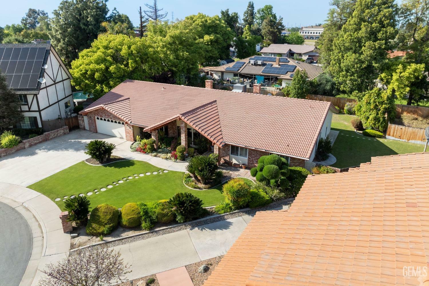 Property Photo: 7904 Reina Court CA 93309
