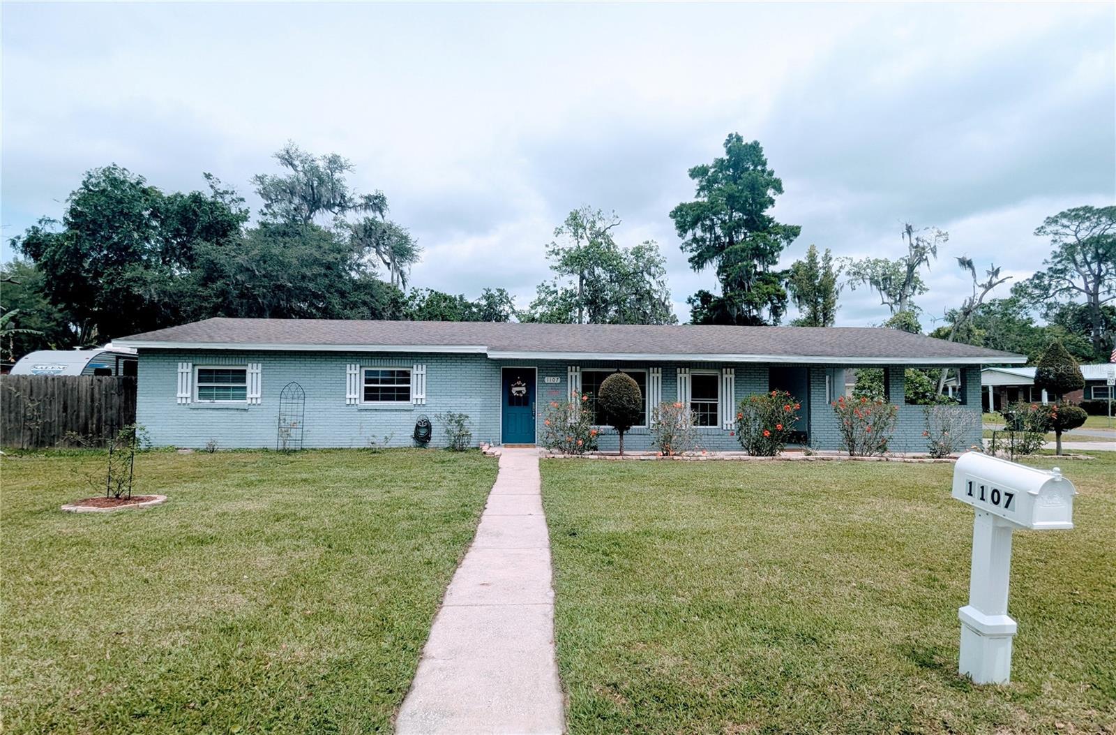 Property Photo: 1107 Enchanted Drive FL 33801