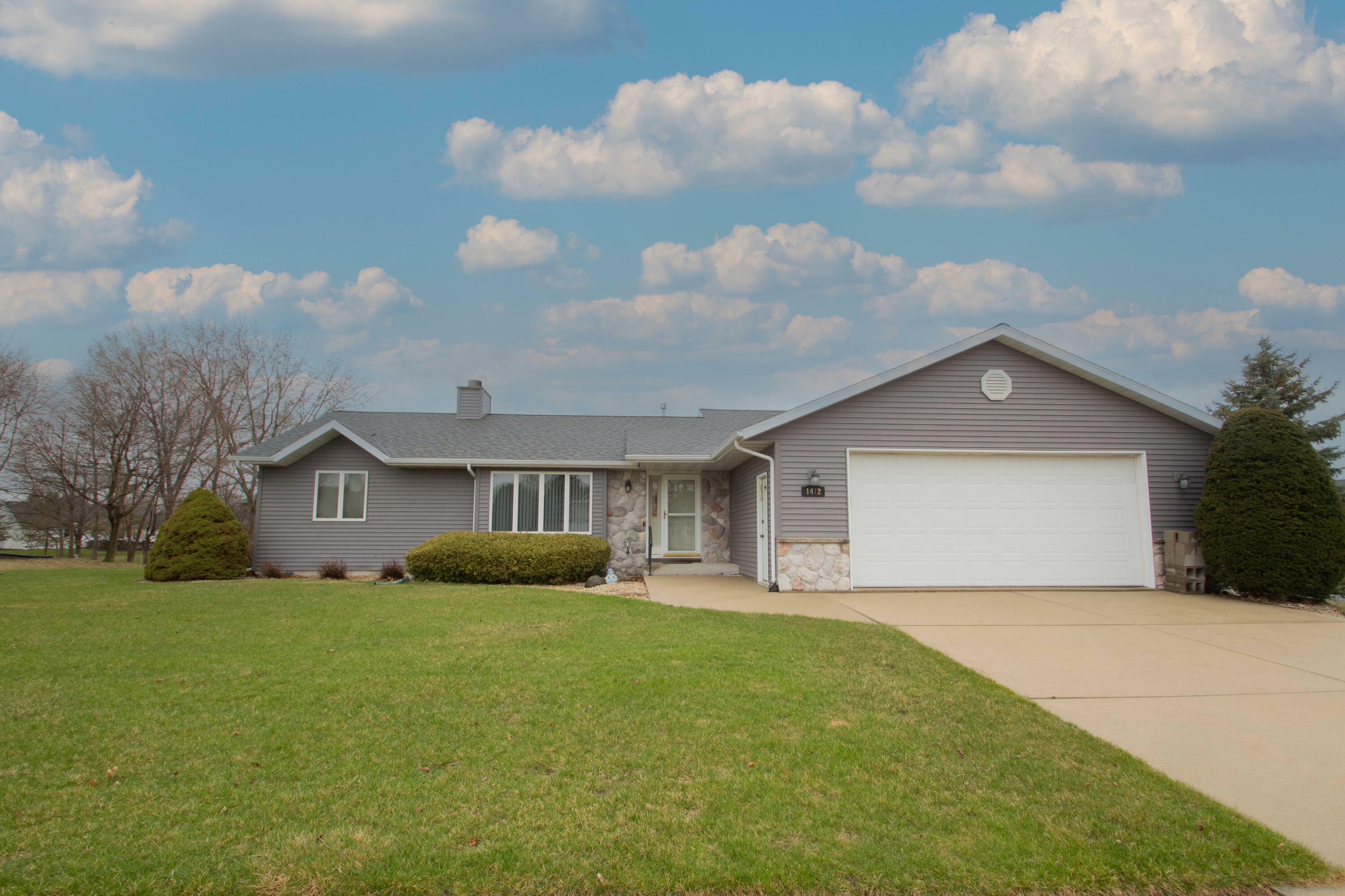 Property Photo: 1412 Meadowbrook Dr WI 53098