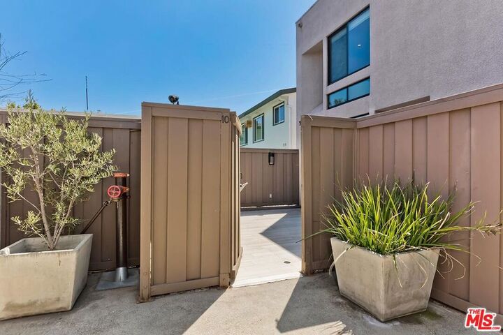 Property Photo:  1327 Havenhurst Drive 10  CA 90046 