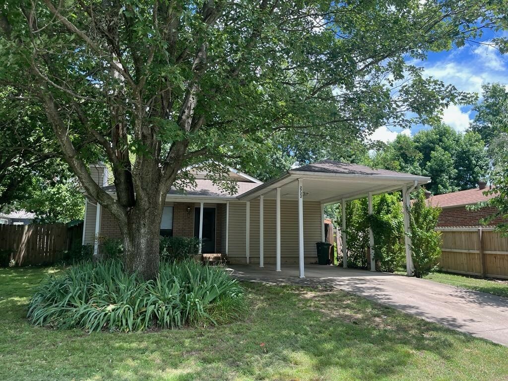 Property Photo: 2722 N Barcelona Avenue AR 72703