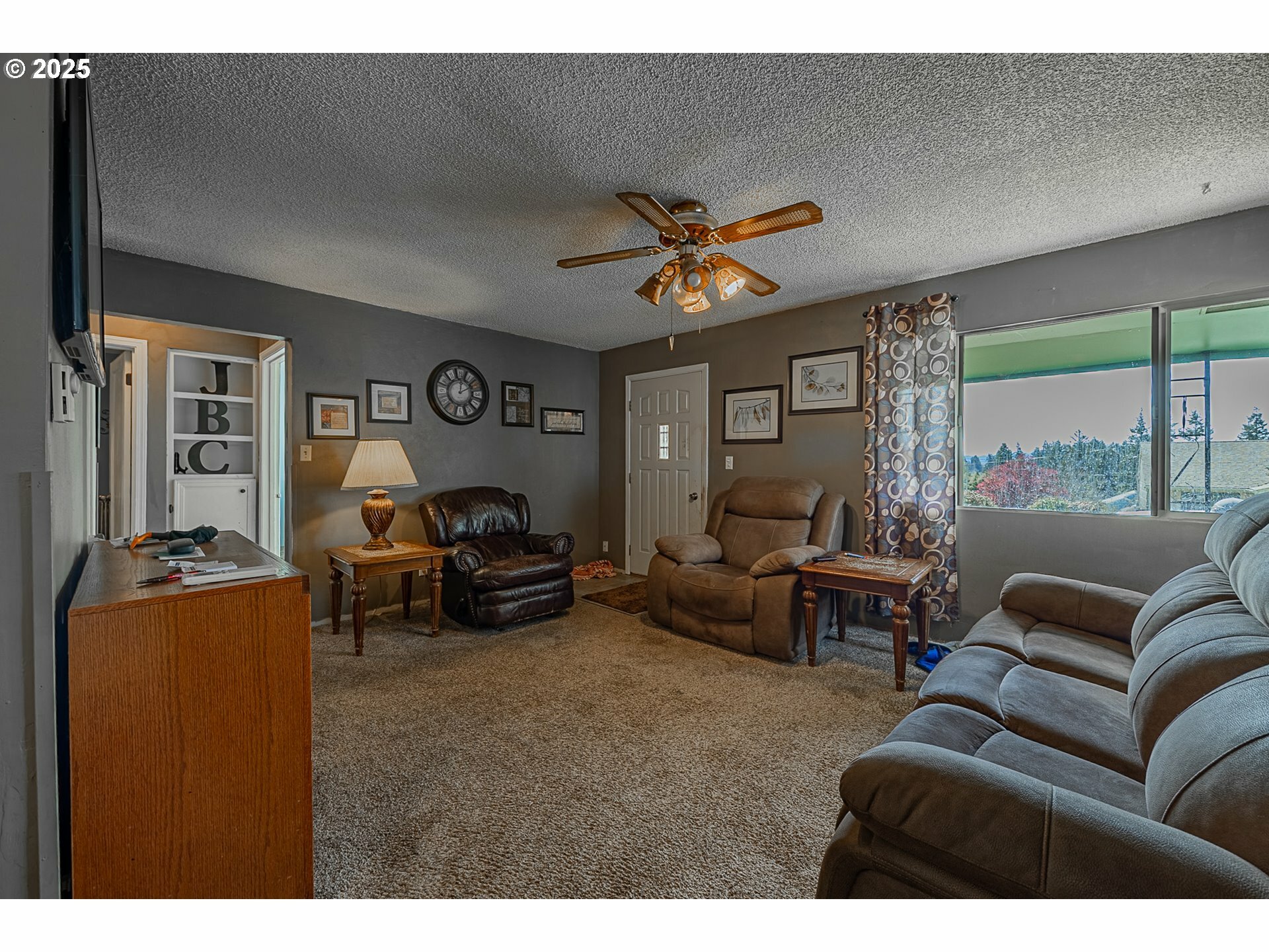 Property Photo: 900 W 17th St OR 97423