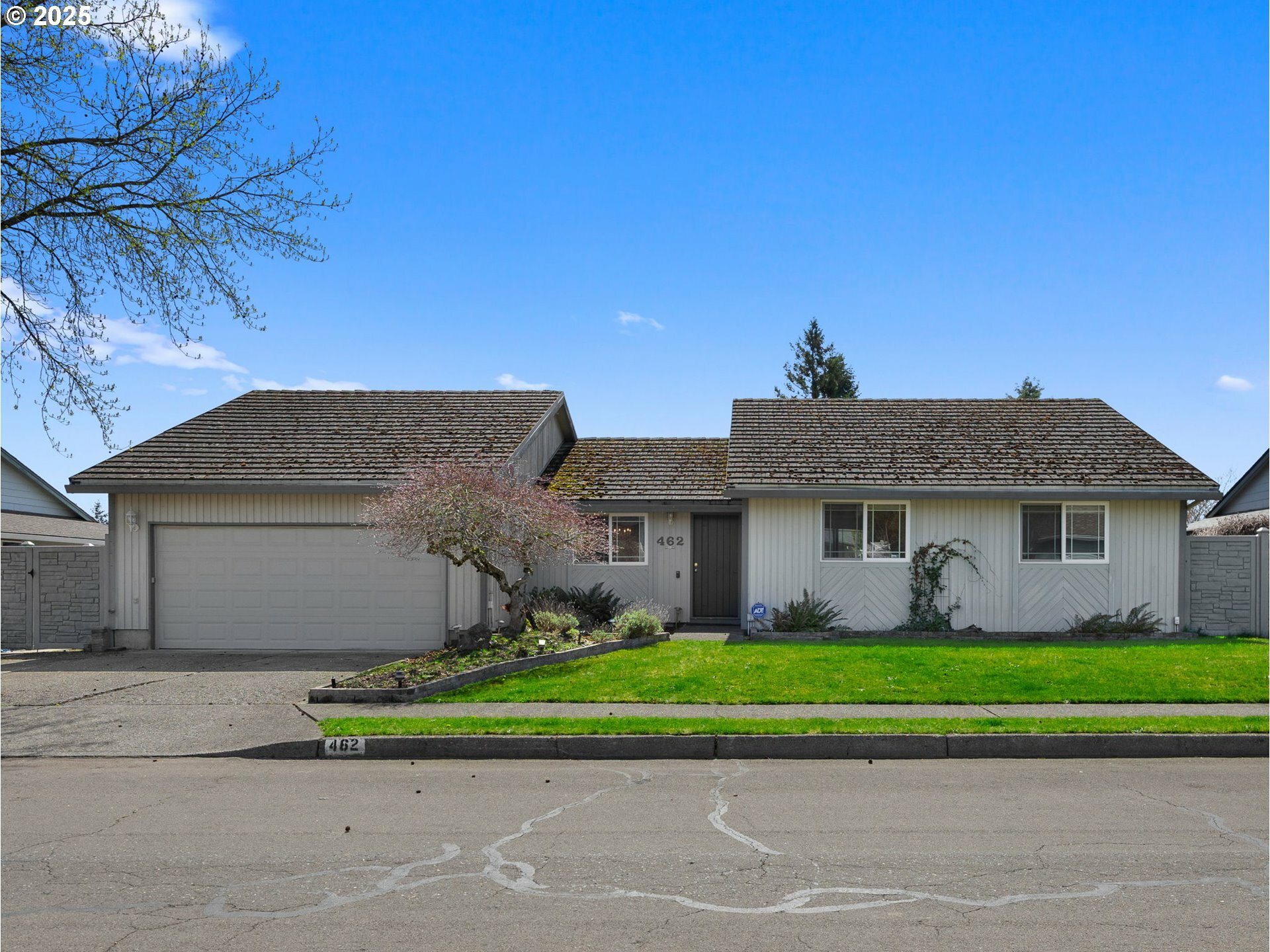 Property Photo: 462 NE 24th St OR 97030