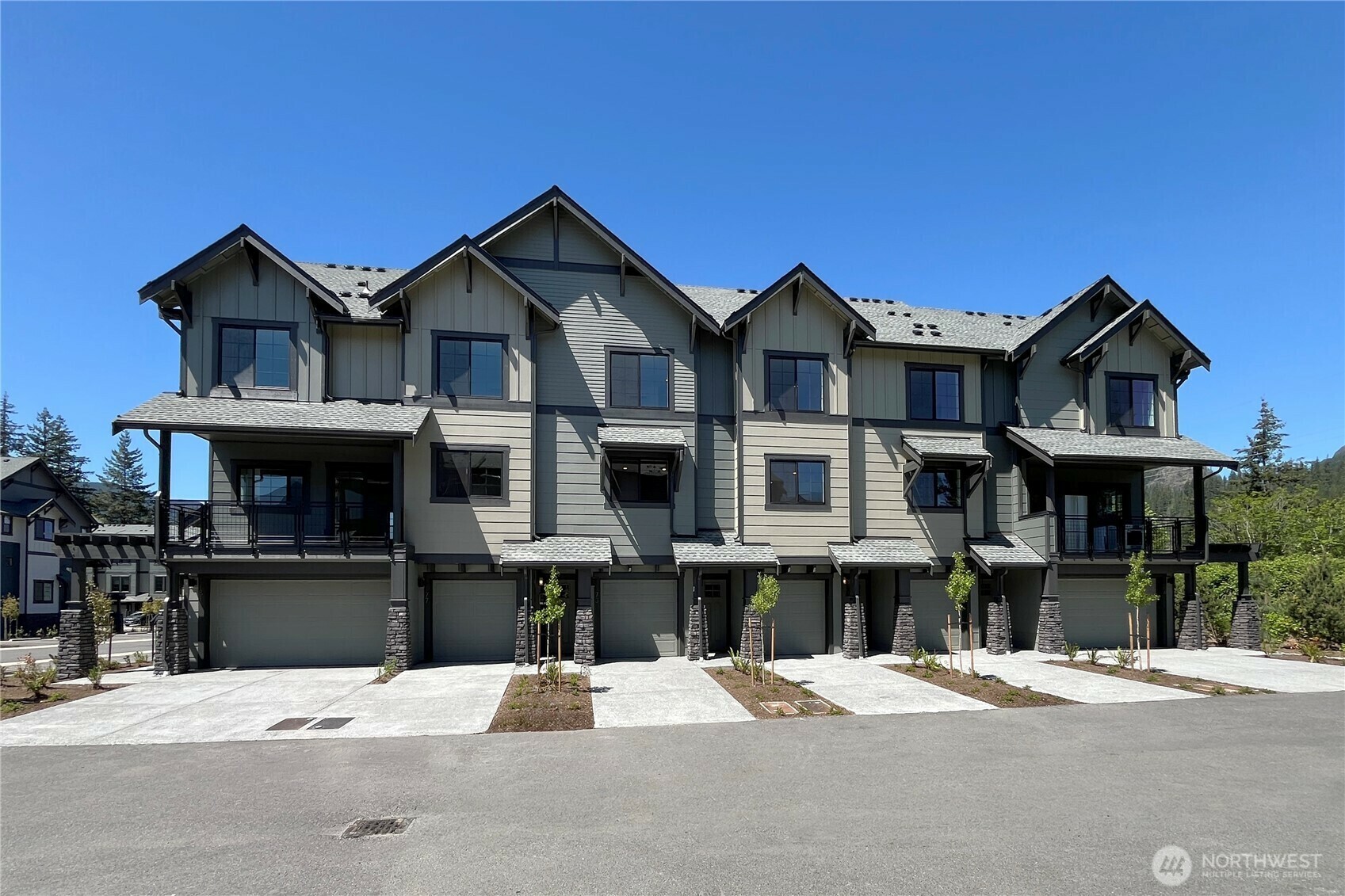 Property Photo: 1169 Shoreline Way SE 1504 WA 98045