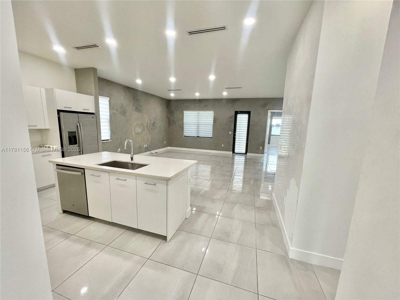 Property Photo: 17324 SW 41st St FL 33029