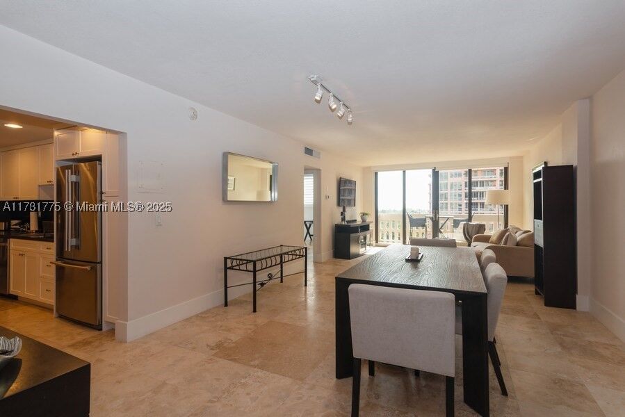 Property Photo:  90 E Edgewater Dr 806  FL 33133 