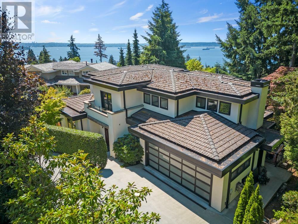 Property Photo: 2650 Rosebery Avenue BC V7V 3A2