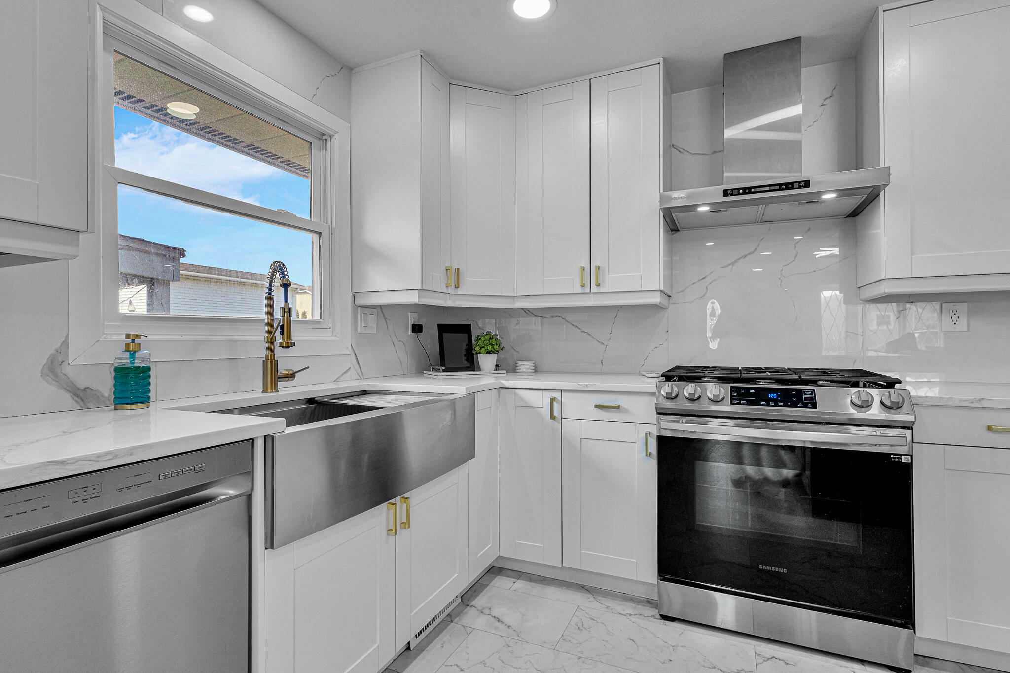 Property Photo: 1626 Greenfield Ave WI 53081