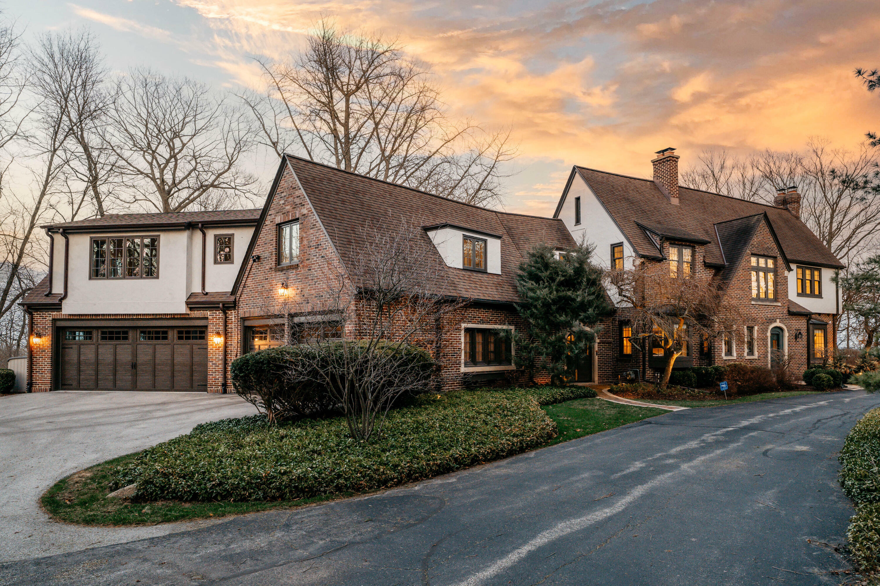 Property Photo:  1046 E Thorne Ln  WI 53217 