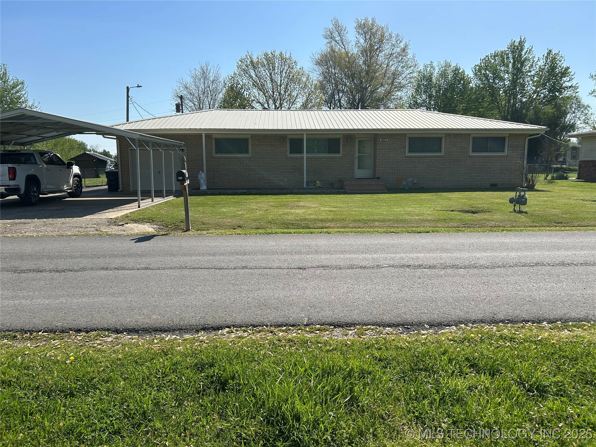 Property Photo: 927 Presidents Drive OK 74469