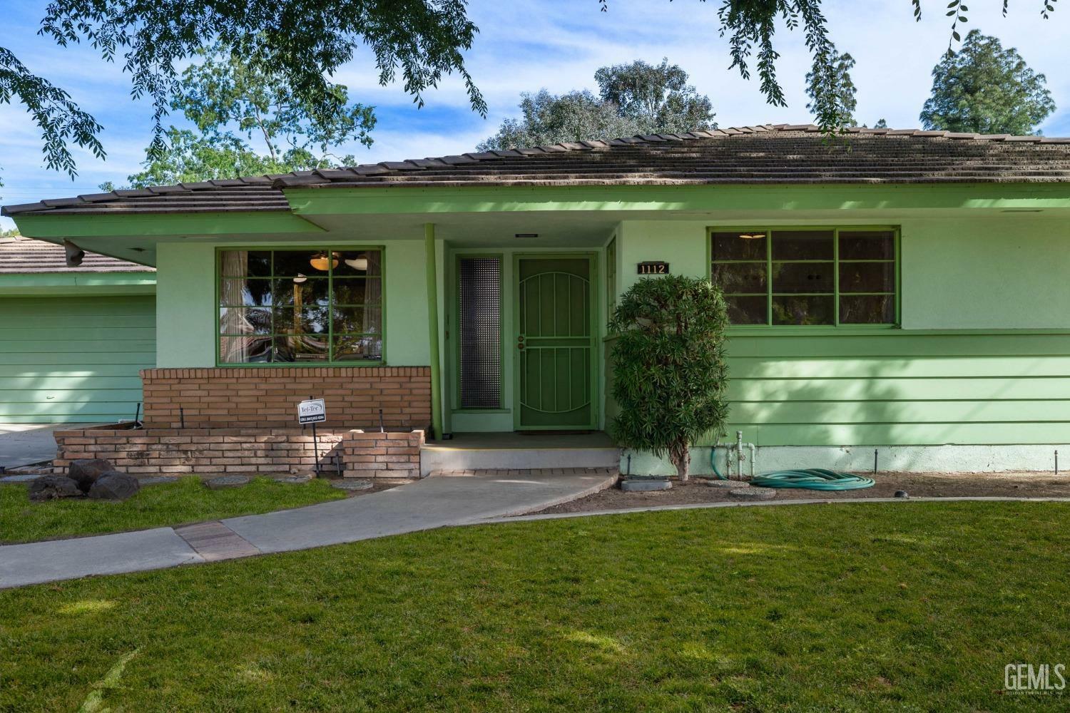 Property Photo: 1112 Princeton Avenue CA 93305