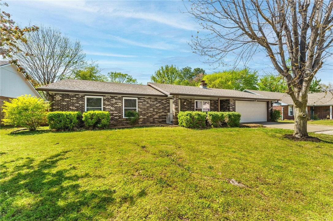 Property Photo: 906 N Cardinal Drive AR 72756