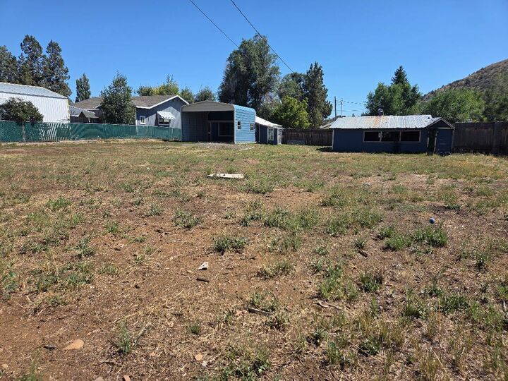 Property Photo: 4648 Cleveland Avenue OR 97601