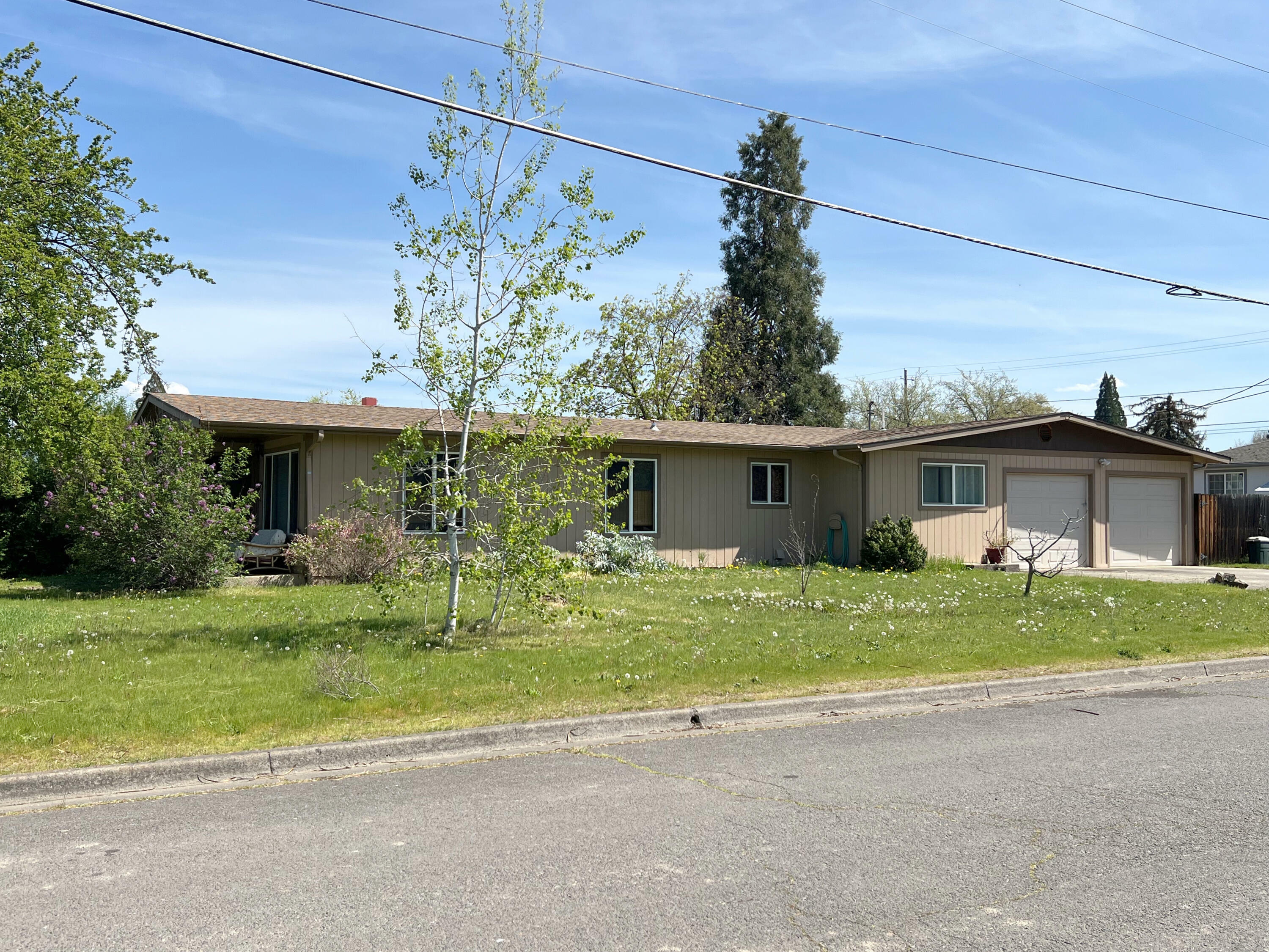 Property Photo: 1345 Winchester Avenue OR 97501
