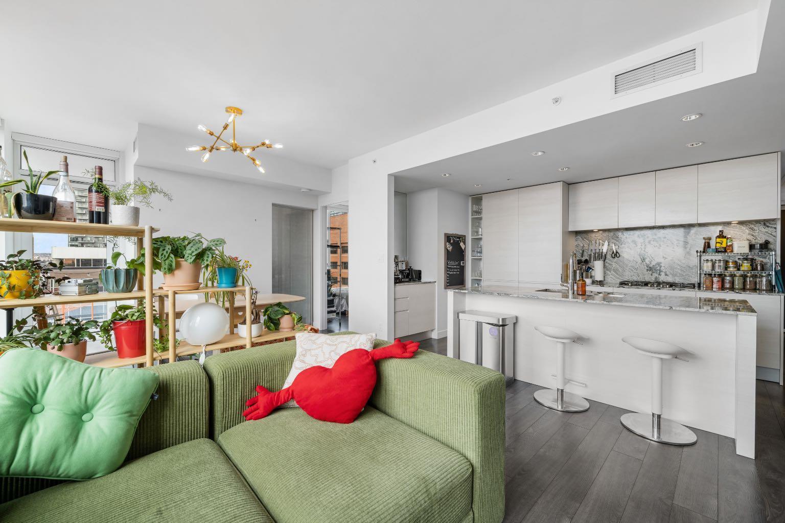 Property Photo: 310 12 Avenue SW 1708 AB T2R 1B5
