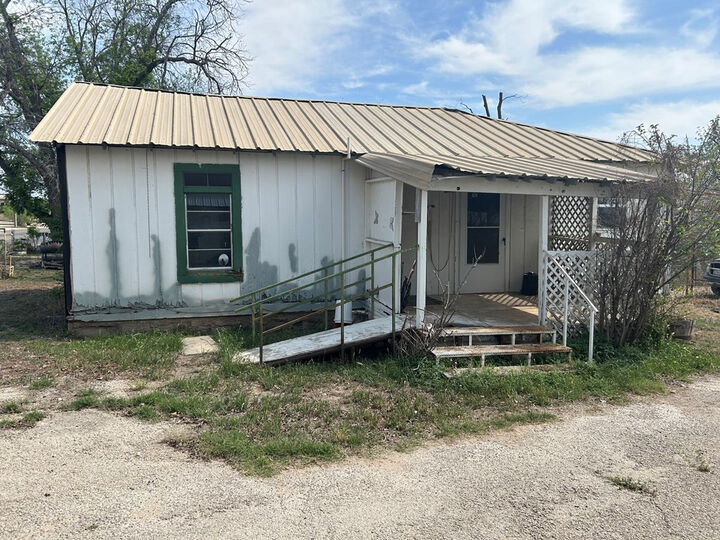 Property Photo: 1606 Tayloe Avenue TX 76950