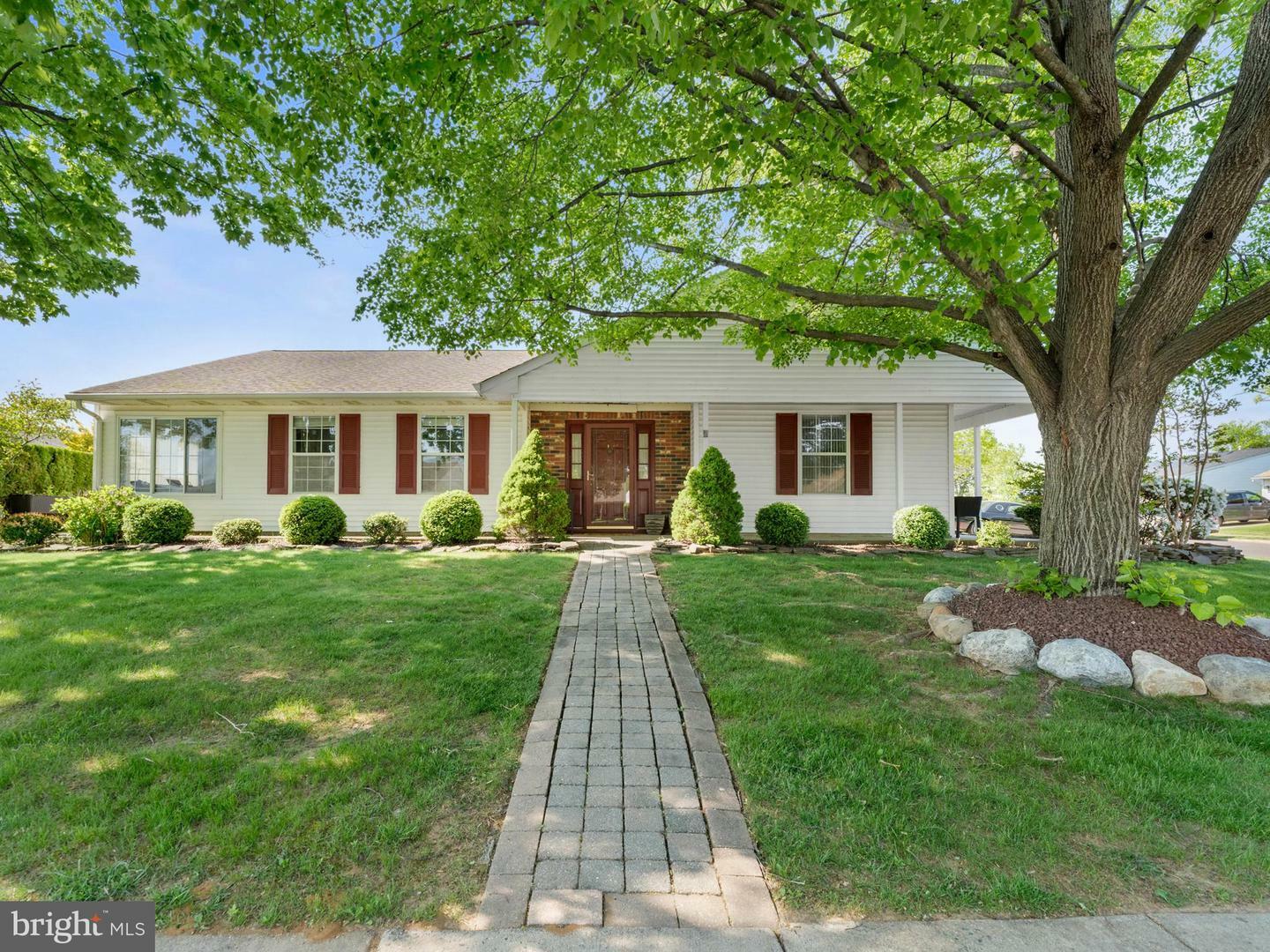 Property Photo:  2 Windmill Court  NJ 08022 