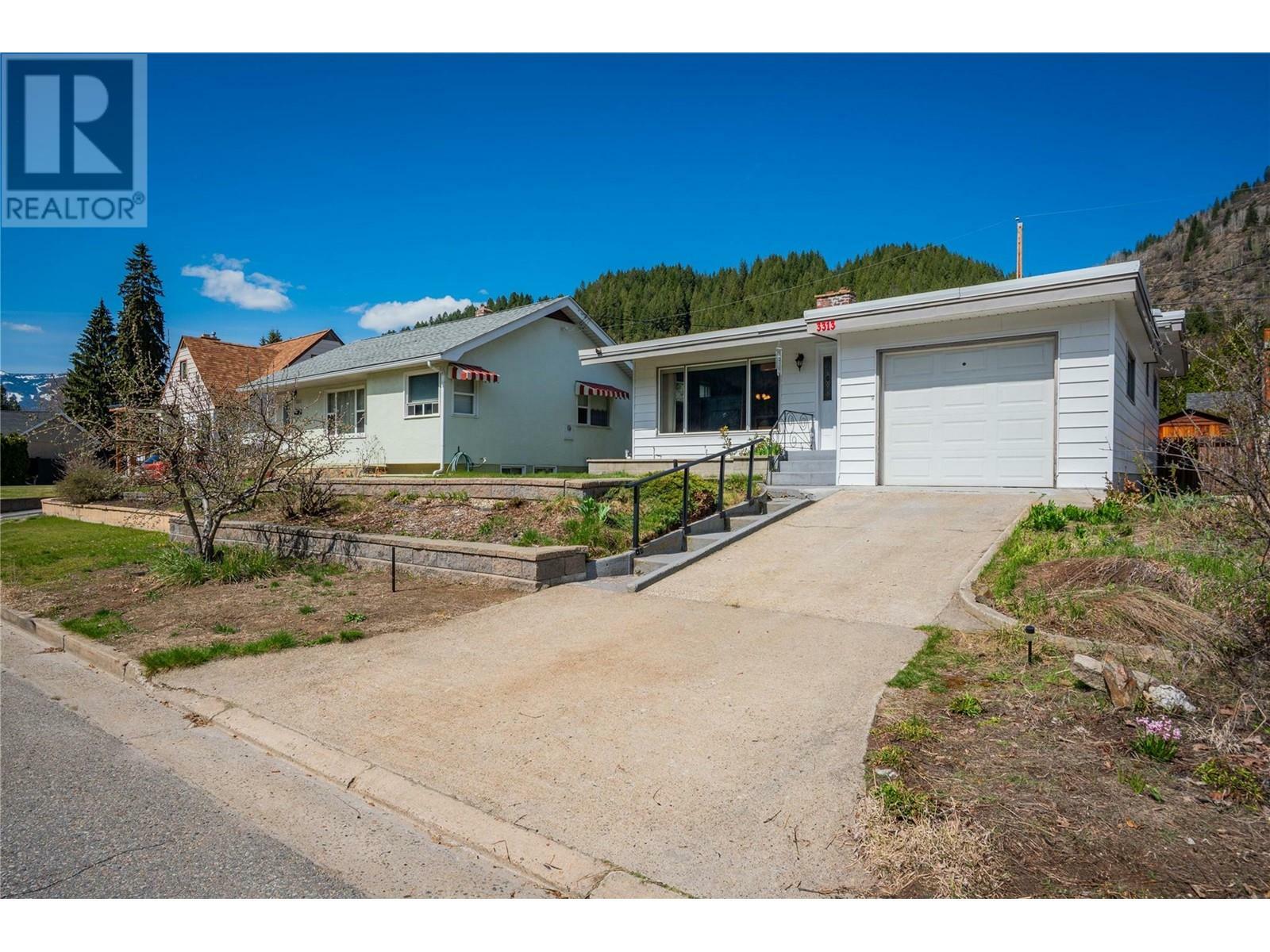 Property Photo: 3313 Dahlia Crescent BC V1R 2Y1