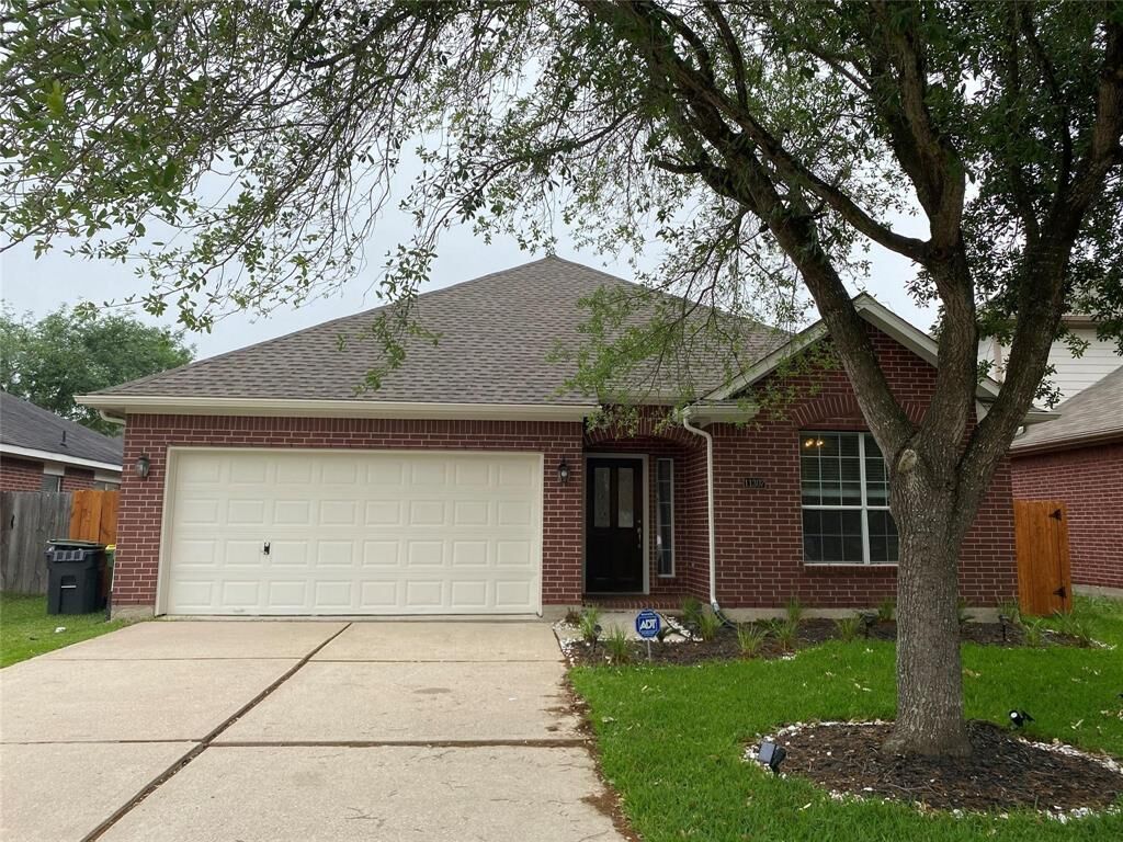 Property Photo: 11307 Shoal Creek Drive TX 77584