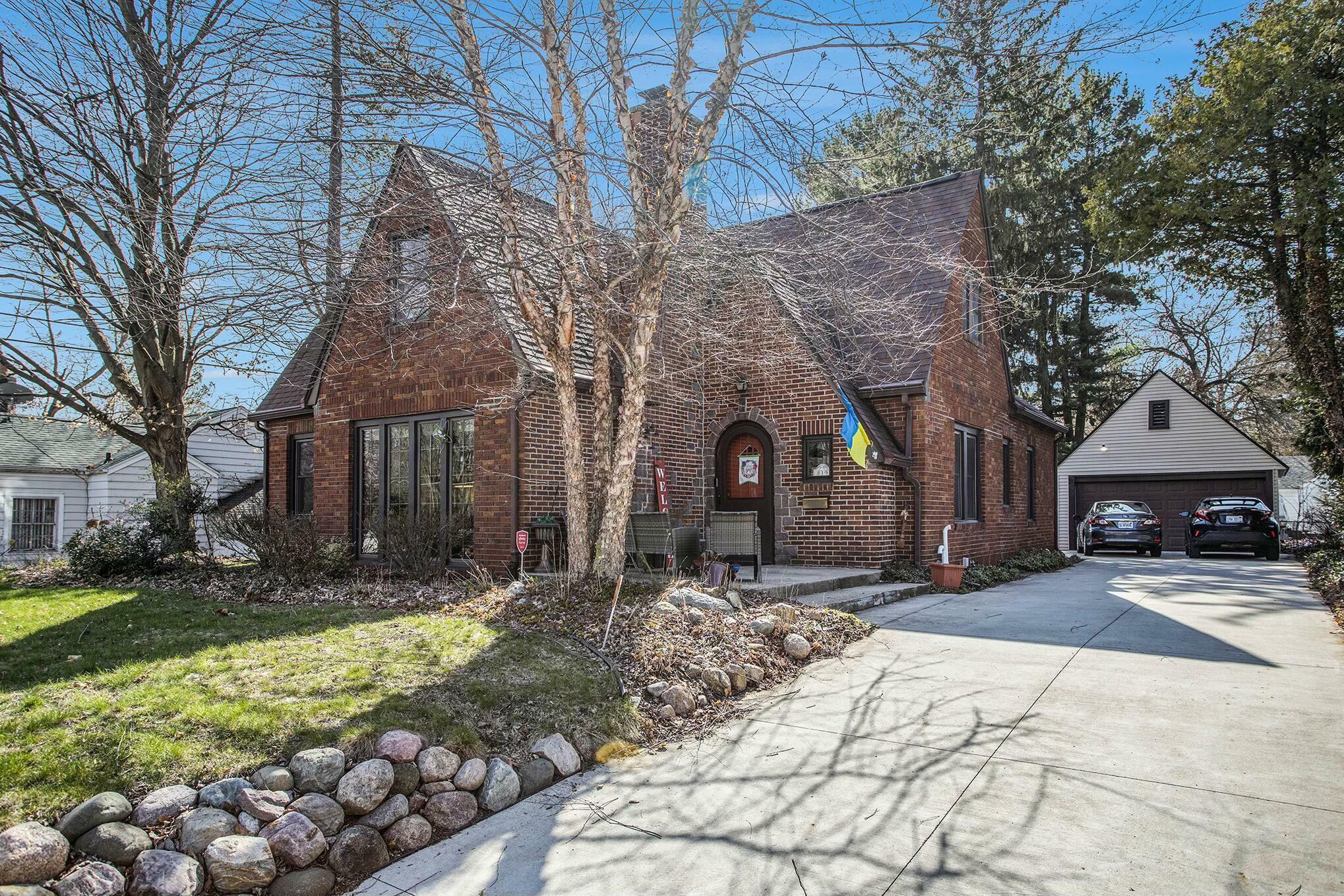 Property Photo: 819 North Avenue MI 49017