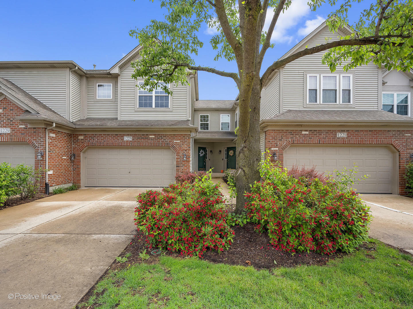 Property Photo: 1225 Oakleaf Court IL 60506