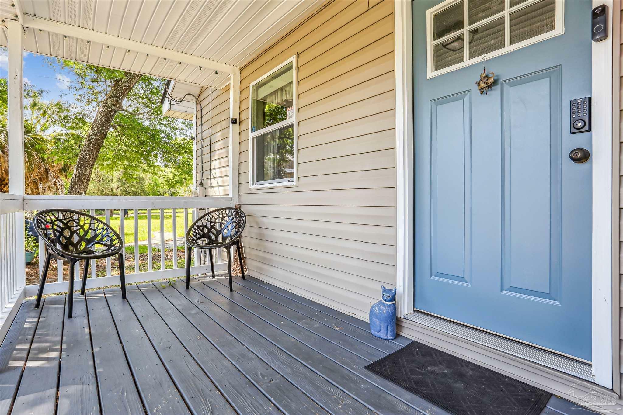Property Photo: 909 N M St FL 32501