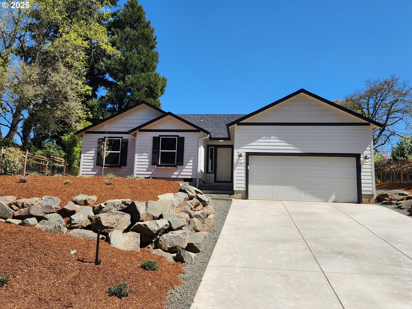 Property Photo: 2085 Greiner St OR 97405