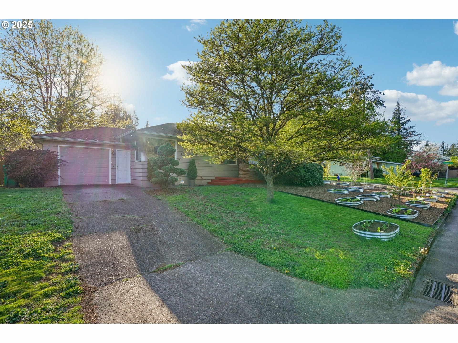 Property Photo: 1915 SE 142nd Ave OR 97233
