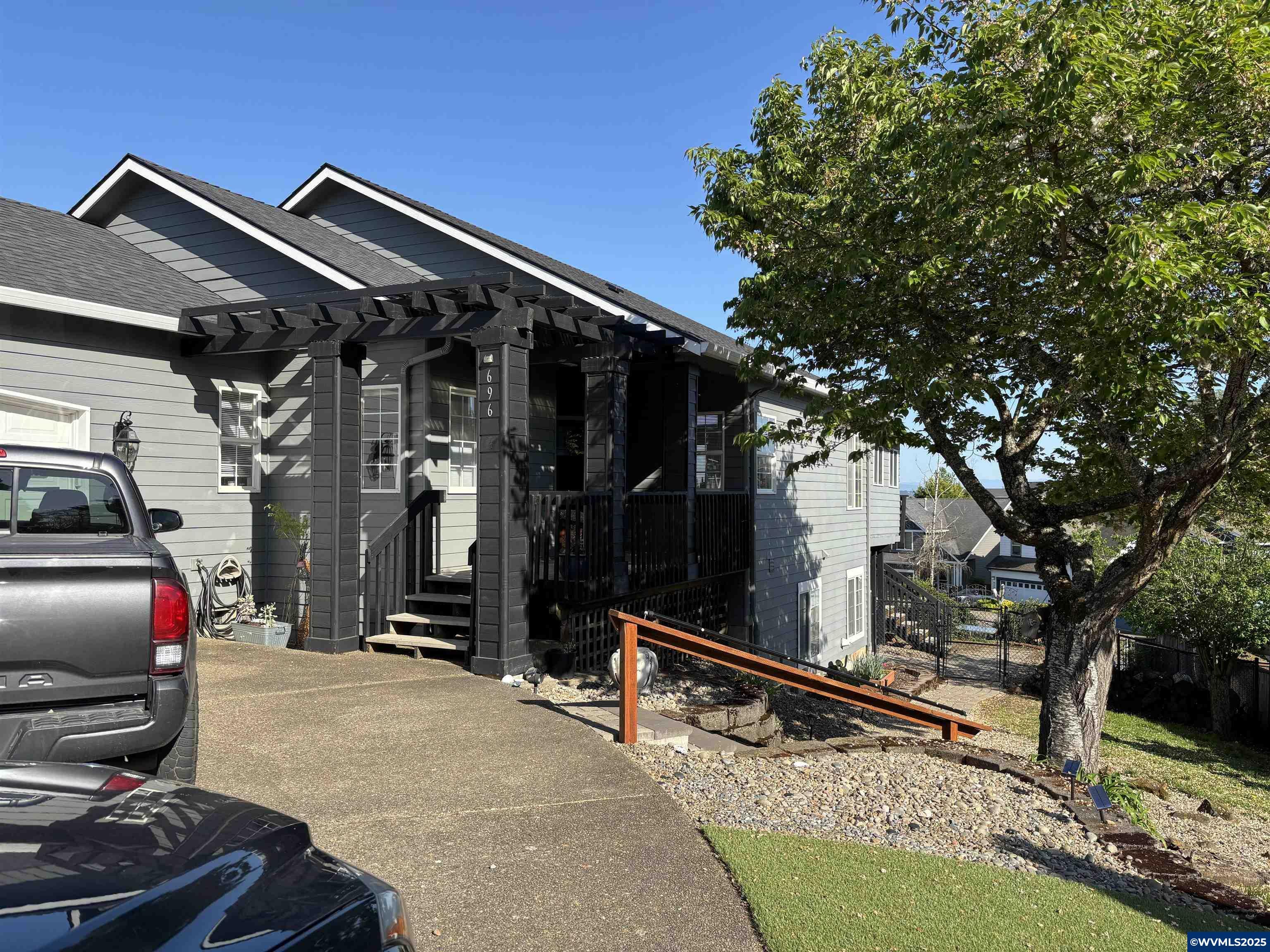 Property Photo: 696 Eisenhower Dr NW OR 97304