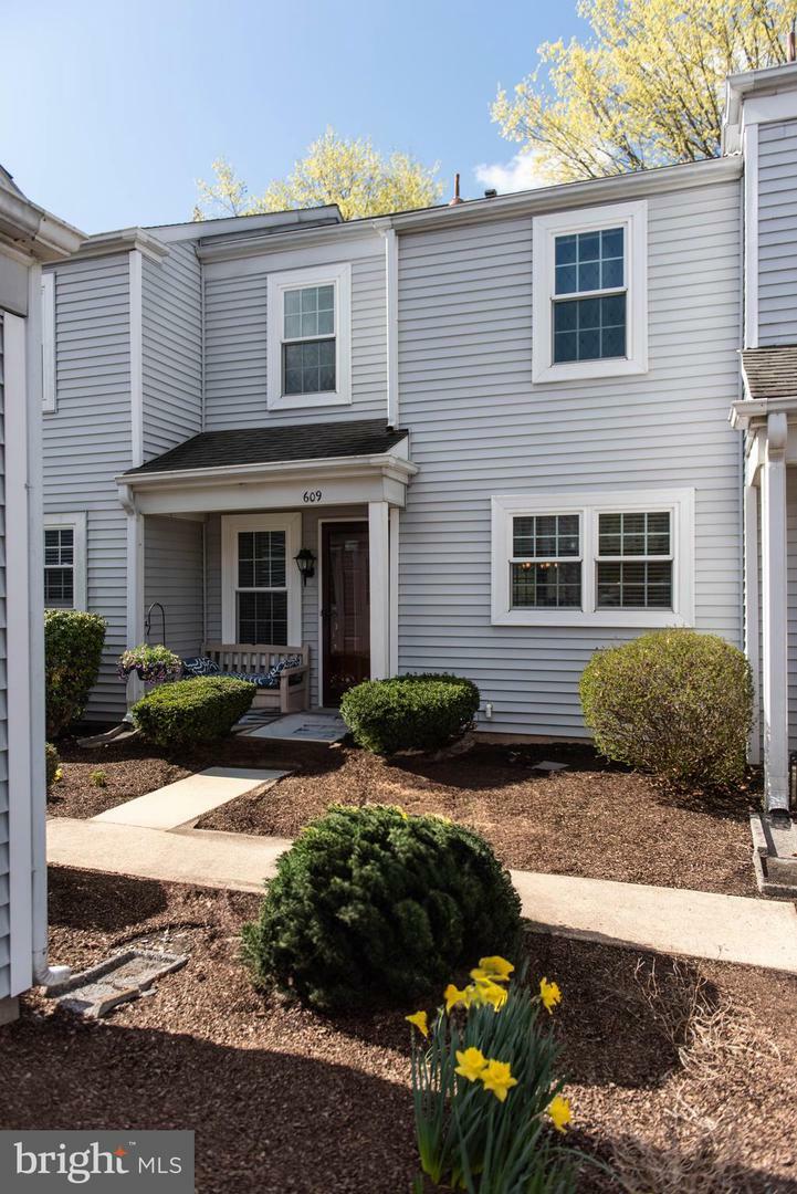 Property Photo: 609 Cambridge Court PA 17078